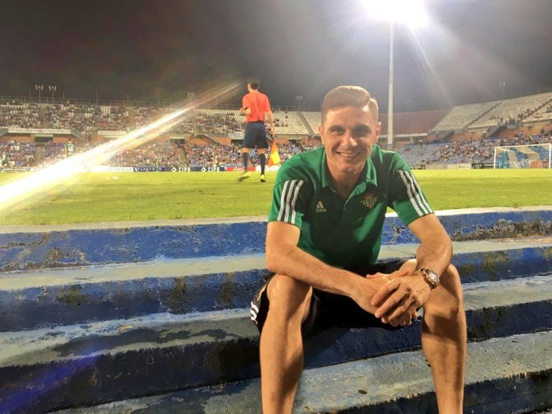cinty899's tweet photo. Enhorabuena al @RealBetis y a toda su afición. En Huelva no olvidamos la mano que nos tendisteis cuando más falta nos hacía y enhorabuena a @joaquinarte el tío más grande que ha dado el fútbol español ( de empalme hasta la feria hulio) #BetisAle #MuchoBetis  #CopaDelRey https://t.co/YbpFcfcBrs