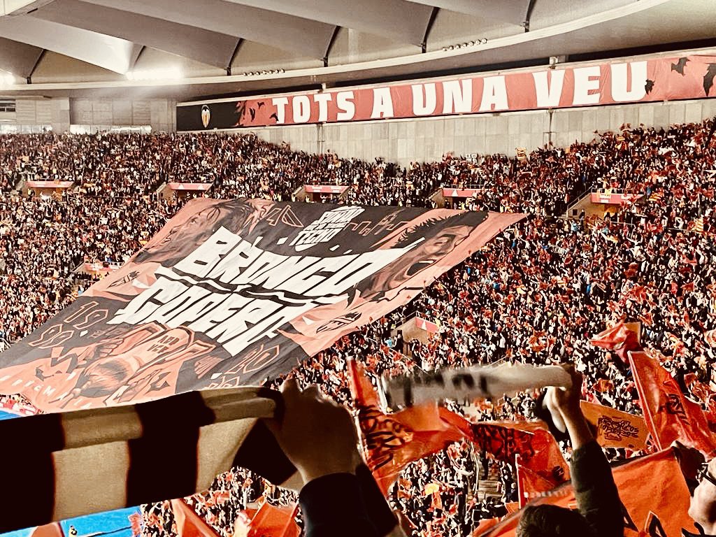 mjosecatala's tweet photo. Ha sido un partidazo y lo hemos dado todo. Volvemos rotos, pero con orgullo y la cabeza muy alta. 

#AMUNT SEMPRE 🦇 https://t.co/iJ4xw7BNoZ