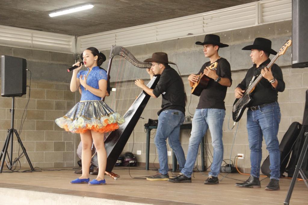 ESAPOficial's tweet photo. 📚💃 Nuestros estudiantes de la ESAP Meta conmemoraron el #DiaDelIdioma disfrutando de una velada artística y cultural cargada de tradición oral, cantos de vaquera, poemas, joropo y danza desarrollada por la academia #DANZAT y dirigida por el maestro Diego Fernando Rojas. https://t.co/D83uv9l7hp