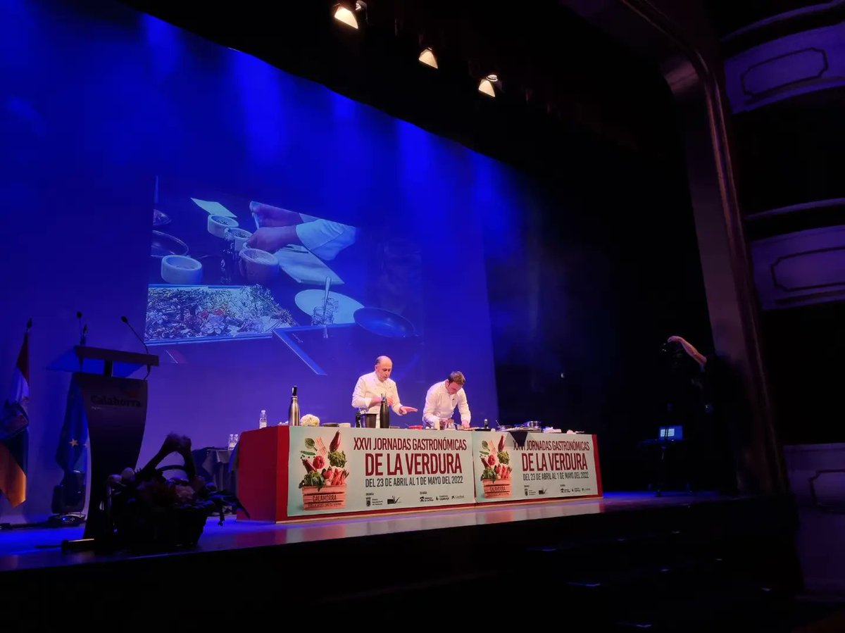 aytocalahorra's tweet photo. Hoy se han inaugurado las XXVI Jornadas Gastronómicas de la Verdura de #Calahorra, con la presentación y showcooking en directo de @NachoEchapresto

@visitacalahorra
#jornadasverduracalahorra https://t.co/G0tB1Kb93f