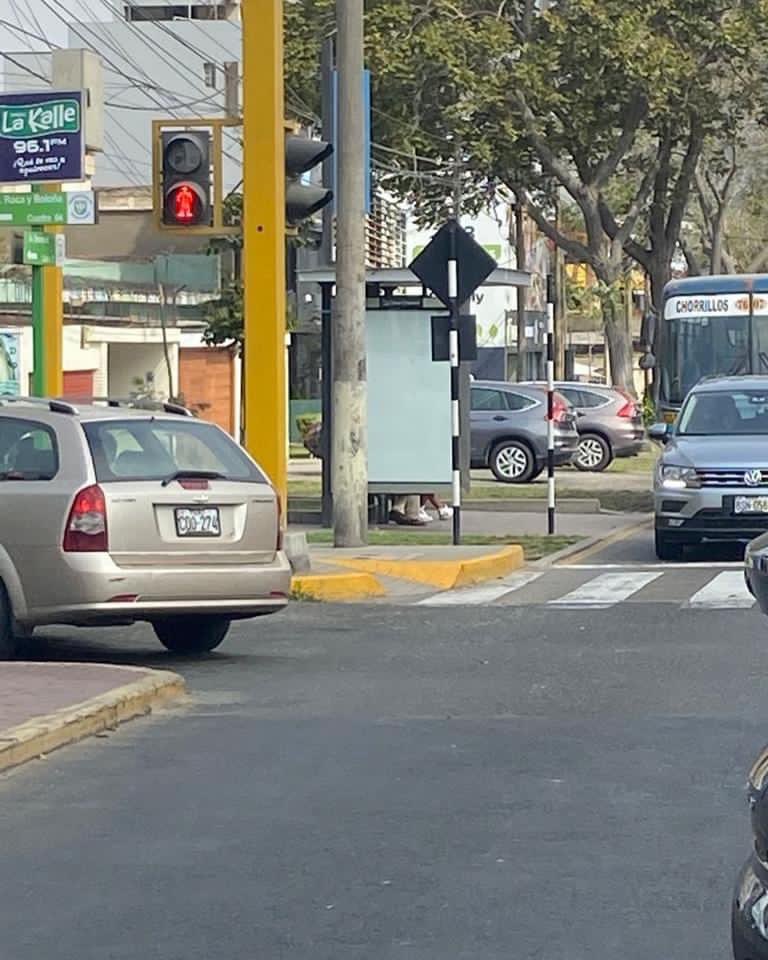 kungfucandy5's tweet photo. (-) 
Gracias a Dios, mi amiga está estable, pero con el brazo y codo roto, tb Ligamentos rotos, dolor intenso d cuerpo y muy nerviosa.

Las personas q estaban ahí la auxiliaron ayudándola moviéndola de la pista y uno d ellos pudo tomarle una foto al carro mientras se fugaba (+) https://t.co/nMpQOjiykV