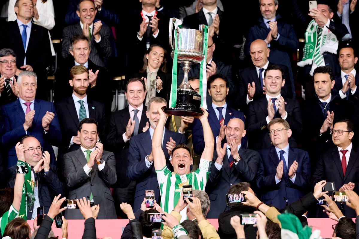 rfef's tweet photo. 🏆 1976-1977.
🏆 2004-2005.

🏆 2021-2022.

¡¡EL 𝗥𝗘𝗔𝗟 𝗕𝗘𝗧𝗜𝗦 𝗕𝗔𝗟𝗢𝗠𝗣𝗜𝗘́ LEVANTA AL CIELO DE SEVILLA SU 𝗧𝗘𝗥𝗖𝗘𝗥𝗔 𝗖𝗢𝗣𝗔 𝗗𝗘𝗟 𝗥𝗘𝗬!!

#CopaDelRey | #CelebrarEsGanar | #LaCopaMola https://t.co/NzFh2fNWIs