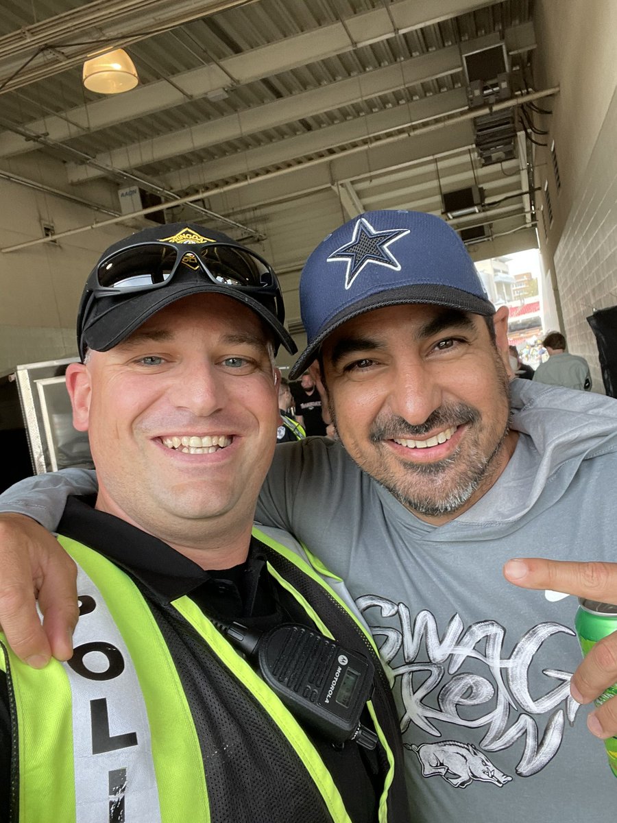 Phil_Lawrence18's tweet photo. Thanks fo stopping by and taking a couple photos @bobbybones and @ProducerEddie! #RagingIdiots #GarthInFayetteville https://t.co/xPKQ03oQgT