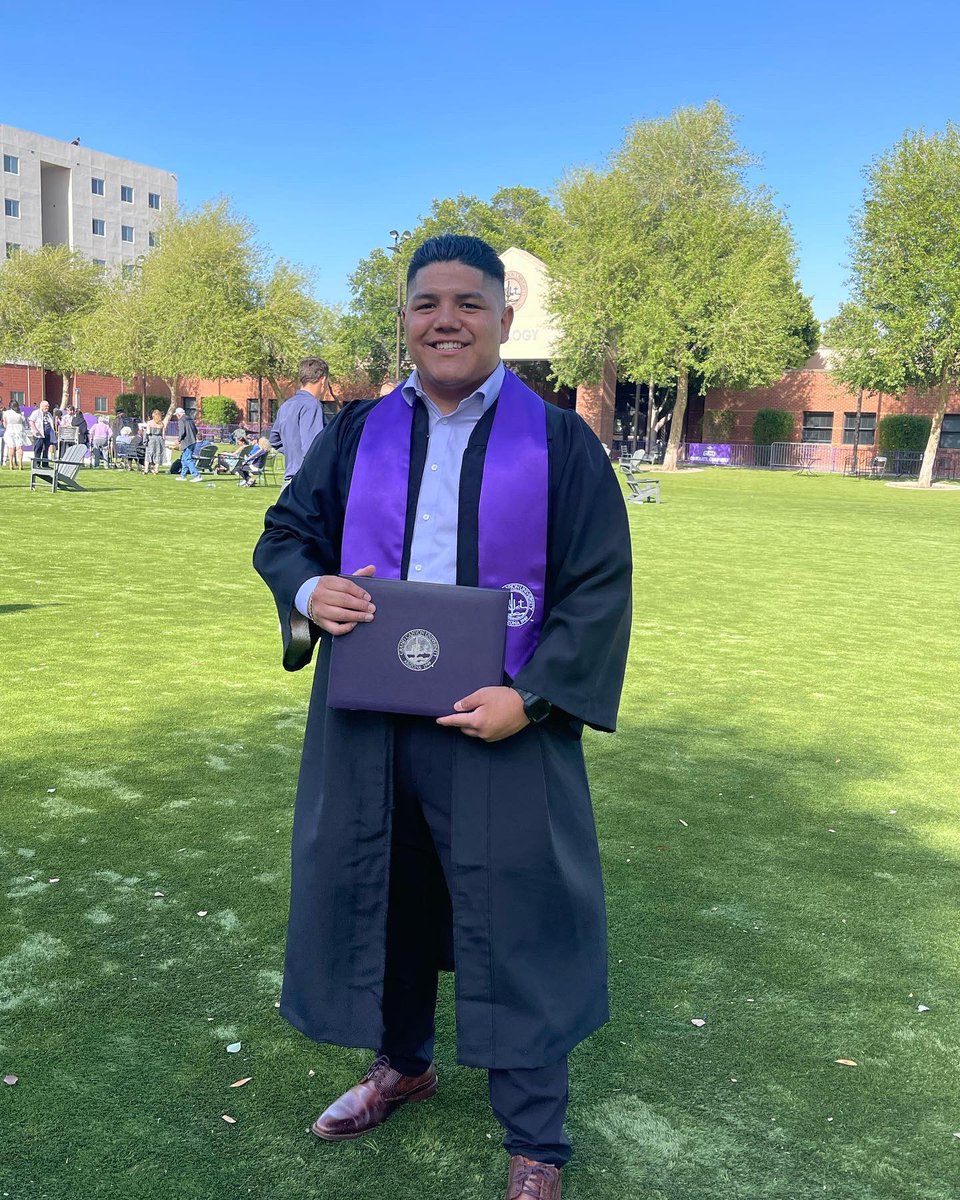 Reyes_Herrera1's tweet photo. Yesterday was amazing. I graduated with my Bachelors Degree in Sports Management! First in my family. Happy to be around those I love and make them proud!

Thanks to everyone who’s been with me on this marathon we call life!

#GCUgrad 🎓🦌 #LopesUp 🤘🏾#FirstGen☝🏾 https://t.co/UJxirN97Ei