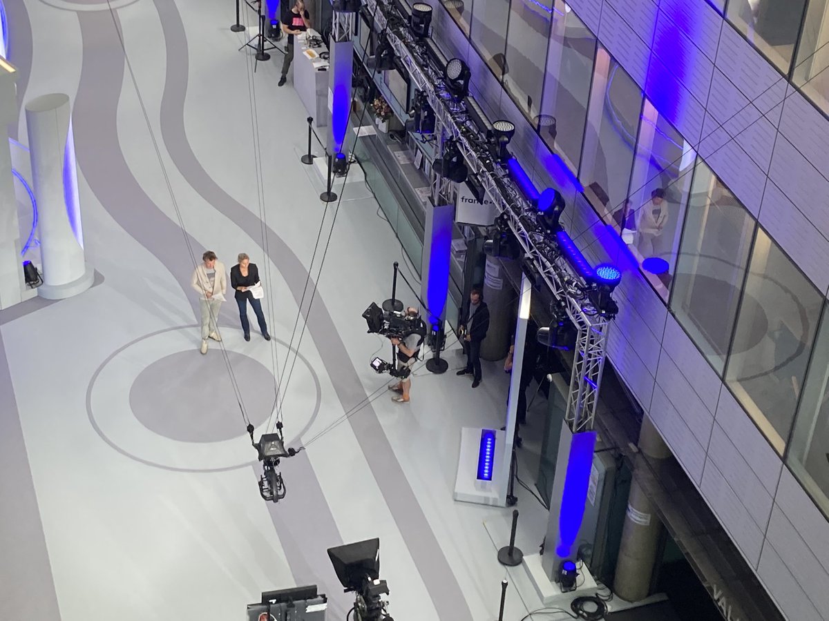 NBOUBETRA's tweet photo. #presidentielles2022 cette nuit encore, ils veillent sur le plateau endormi installé au cœur  de @Francetele Plus que quelques heures avant le verdict 🕰 @infofrance2 @infofrance3 https://t.co/JCiuXbrlF7