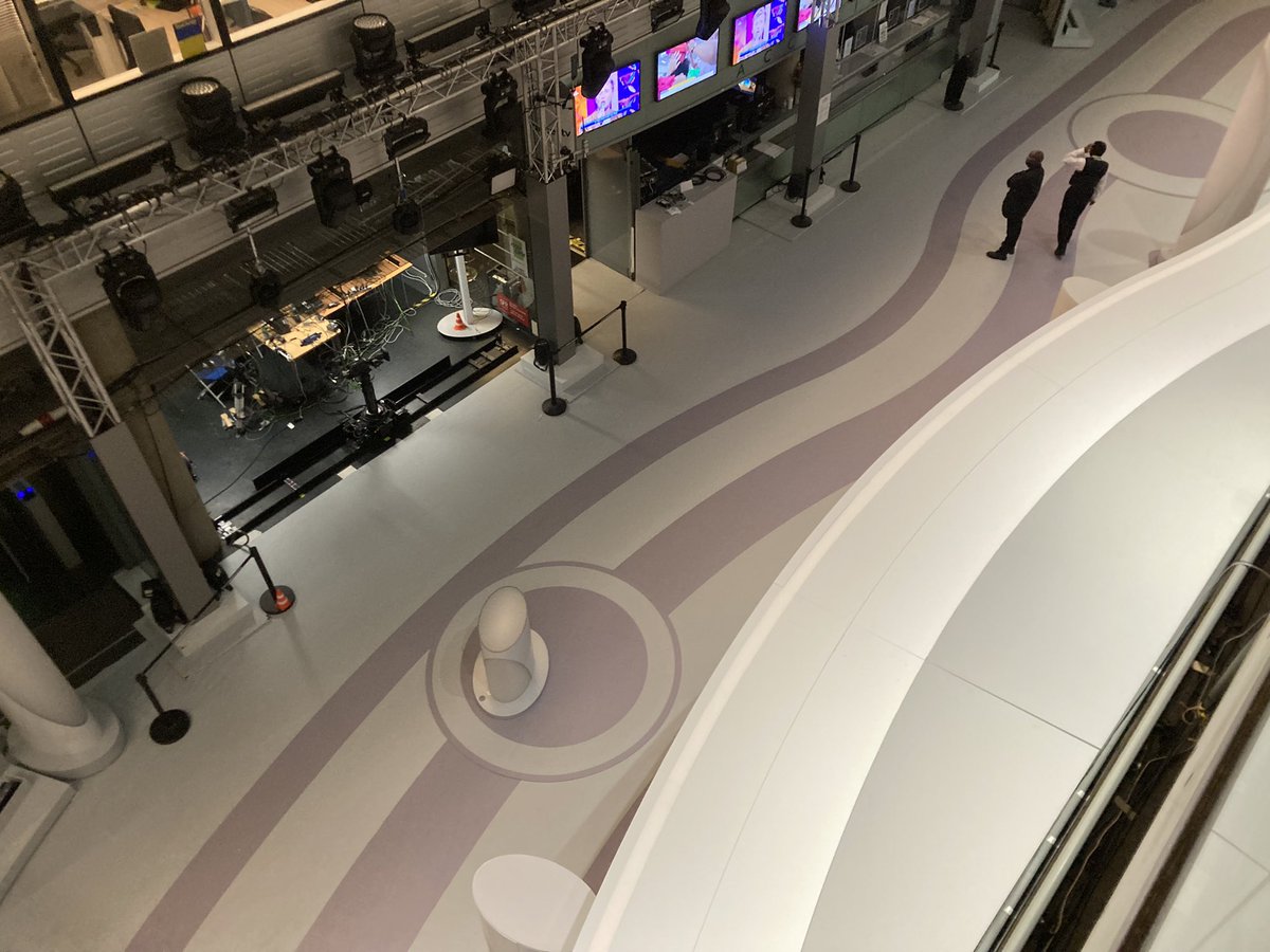 NBOUBETRA's tweet photo. #presidentielles2022 cette nuit encore, ils veillent sur le plateau endormi installé au cœur  de @Francetele Plus que quelques heures avant le verdict 🕰 @infofrance2 @infofrance3 https://t.co/JCiuXbrlF7