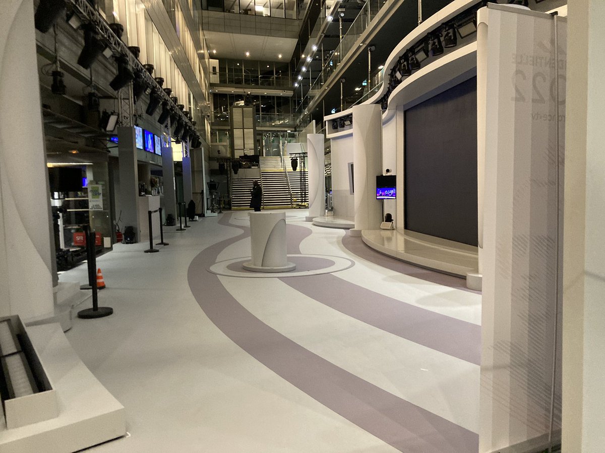 NBOUBETRA's tweet photo. #presidentielles2022 cette nuit encore, ils veillent sur le plateau endormi installé au cœur  de @Francetele Plus que quelques heures avant le verdict 🕰 @infofrance2 @infofrance3 https://t.co/JCiuXbrlF7