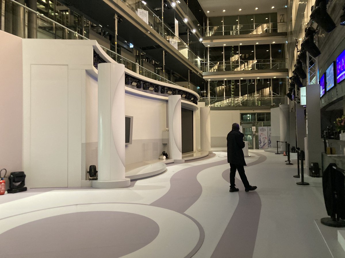 #presidentielles2022 cette nuit encore, ils veillent sur le plateau endormi installé au cœur  de <a href="/Francetele/">France Télévisions</a> Plus que quelques heures avant le verdict 🕰 @infofrance2 <a href="/infofrance3/">Info France 3</a>