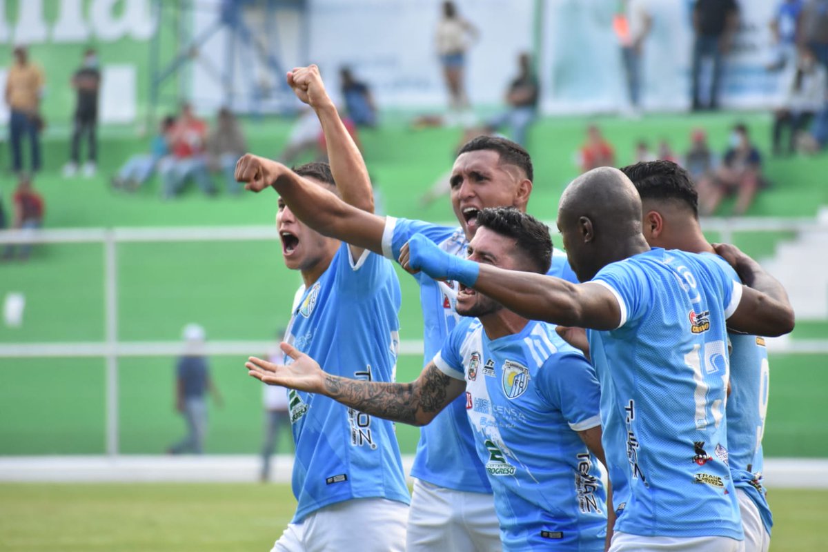 EUDeportes's tweet photo. #AscensoGT | 🚂 Sanarate derrotó 2-1 a Siquinalá en el estadio Pensativo y se mantiene en la Primera División. Los 'naranajeros' 🍊 descienden a Segunda División 🔻

📷: @masfutbolgt https://t.co/bmQ6hVO7ae