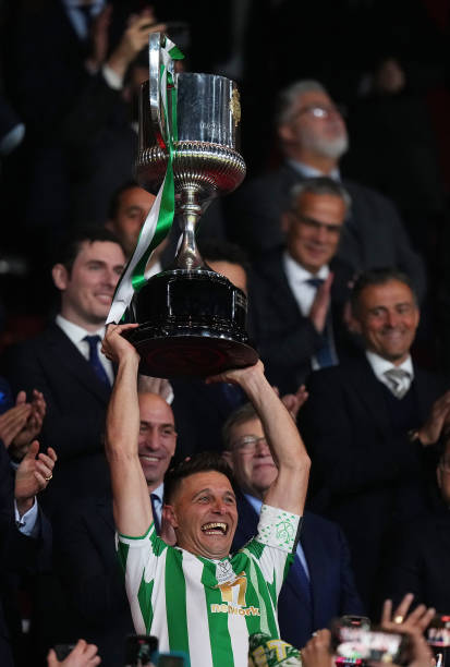 histoporte_'s tweet photo. 👑🇪🇸 El Rey de España tiene nombre y apellido: Real Betis Balómpie S.A.D

🇨🇱 El equipo dirigido por el chileno Manuel Pellegrini, derrotó por penales (5-4) al Valencia tras empatar 1 a 1

🌟🌟🌟 Tercera copa del Rey https://t.co/mB3bcPVDlN