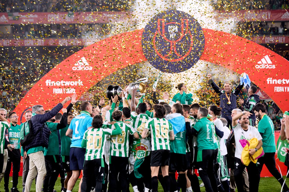 rfef's tweet photo. 🏆 1976-1977.
🏆 2004-2005.

🏆 2021-2022.

¡¡EL 𝗥𝗘𝗔𝗟 𝗕𝗘𝗧𝗜𝗦 𝗕𝗔𝗟𝗢𝗠𝗣𝗜𝗘́ LEVANTA AL CIELO DE SEVILLA SU 𝗧𝗘𝗥𝗖𝗘𝗥𝗔 𝗖𝗢𝗣𝗔 𝗗𝗘𝗟 𝗥𝗘𝗬!!

#CopaDelRey | #CelebrarEsGanar | #LaCopaMola https://t.co/NzFh2fNWIs