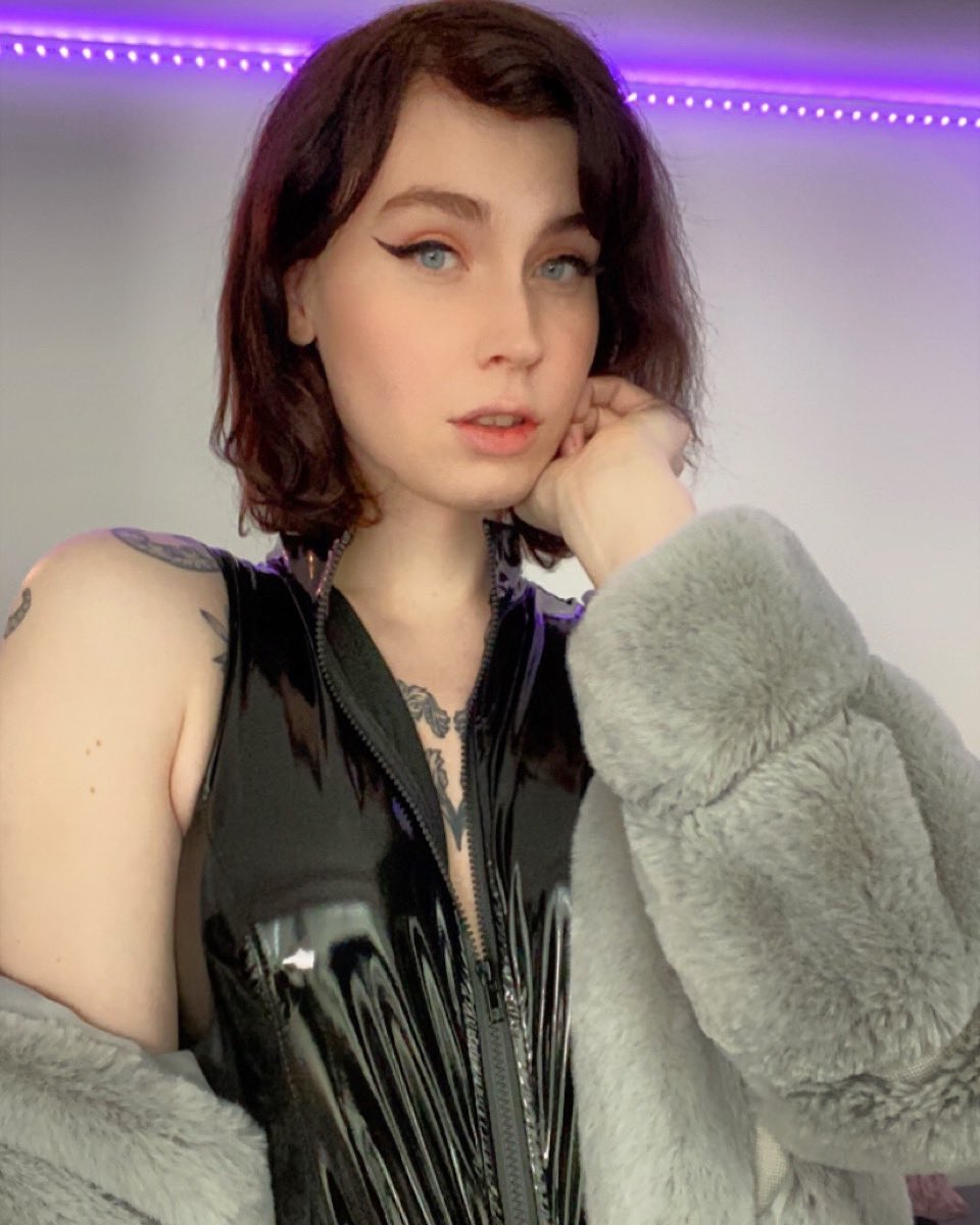 DaylightElise's tweet photo. What do I look like today? https://t.co/i37rFpaHGH