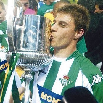 Doumbia_FUT's tweet photo. Año 2005, un joven Joaquin y su Betis se proclama campeón de la Copa del Rey 

Año 2005, un joven Alonso y su Renault se proclama campeón del mundo

Año 2022 un veterano Joaquin y su Betis se proclama campeón de la Copa del Rey 

¿Hacéis la regla de 3 vosotros u os lo digo yo? https://t.co/pC1wXPBNXU