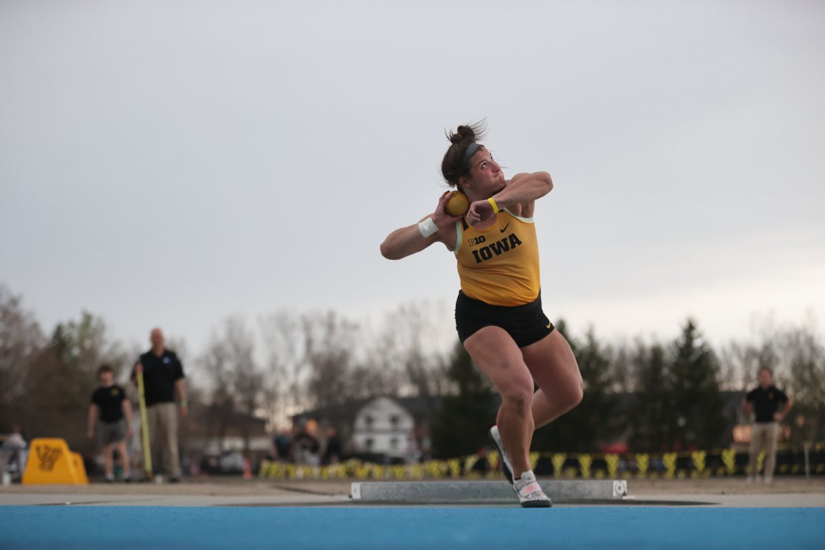 IowaXC_TF's tweet photo. W SP | Kat Moody wins the shot! 💪 Four Hawks in the top-10!

🥇 Moody - 15.64m / 51'3.75"
4. Nicole Berry - 15.10m / 49'6.5"
7. Jamie Kofron - 15.05m / 49'4.5"
9. Ianna Roach - 14.70m / 48'2.75", PR

#Hawkeyes x #FightForIowa https://t.co/X1L0vDVJbs