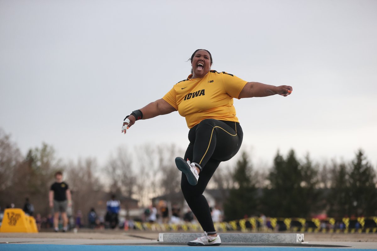 IowaXC_TF's tweet photo. W SP | Kat Moody wins the shot! 💪 Four Hawks in the top-10!

🥇 Moody - 15.64m / 51'3.75"
4. Nicole Berry - 15.10m / 49'6.5"
7. Jamie Kofron - 15.05m / 49'4.5"
9. Ianna Roach - 14.70m / 48'2.75", PR

#Hawkeyes x #FightForIowa https://t.co/X1L0vDVJbs