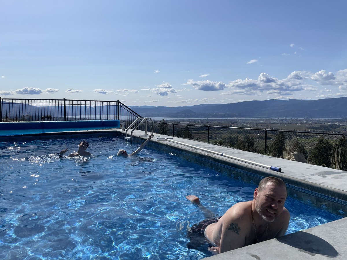 Smiles, swimming and sunshine. Feeling blessed to call this home 🥰