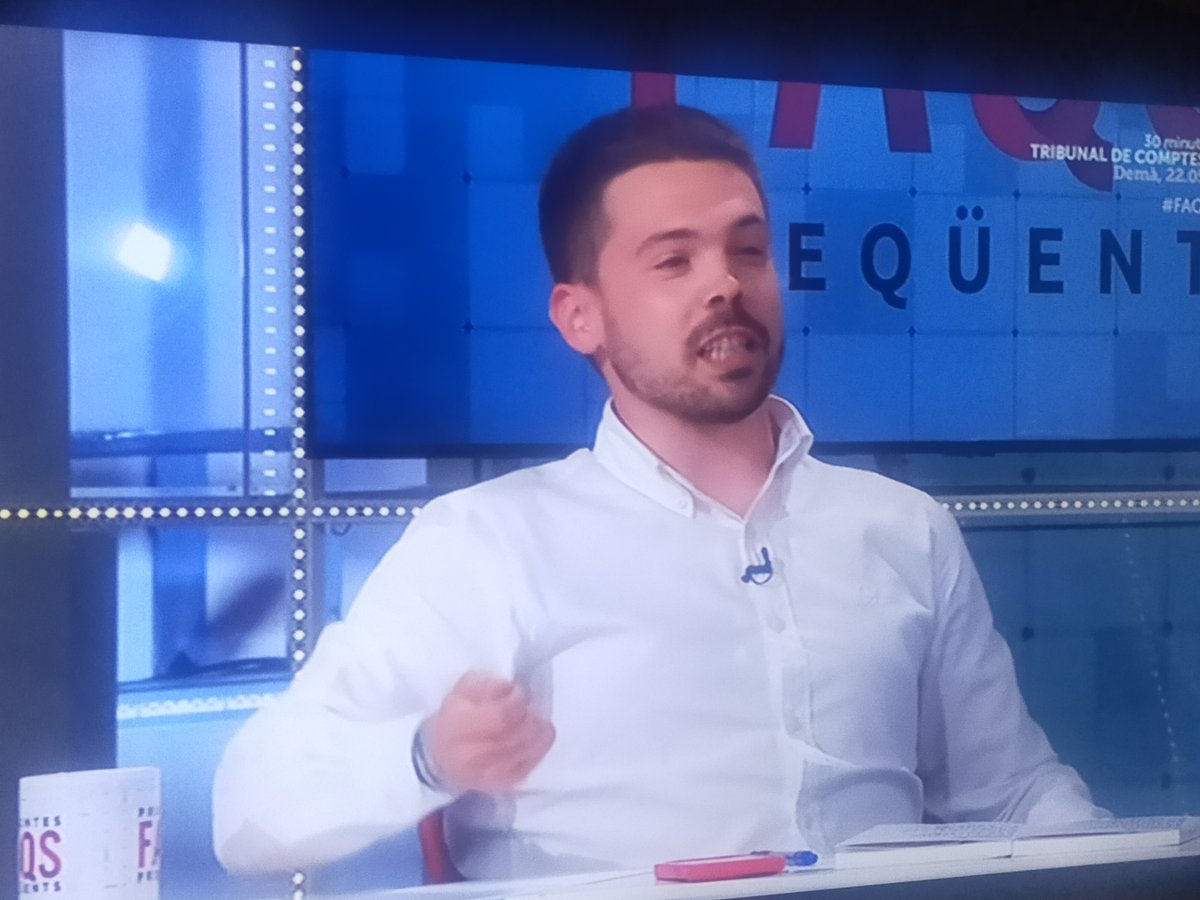 Brautasuno's tweet photo. Un bisexual és un ésser humà que pot decebre tant a dones com a homes.
#FAQSixtarTV3 https://t.co/6yG57HDx9r