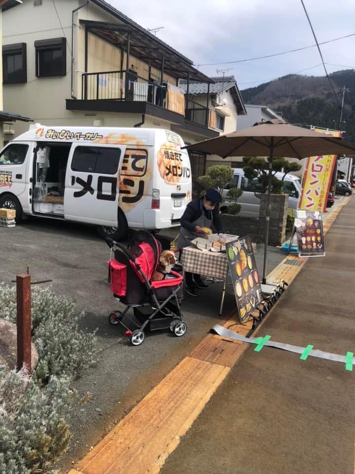 etenoirtaku's tweet photo. #朽木8時間耐久オフロードラン
屋台出店情報 2022/5/28-29
高島市人気メロンパン #mebee さん
土曜日昼から焼き上がり
日曜日の朝クロワッサン🥐コーヒー☕️
朝8時から焼き上がります
お土産にもオススメですよ😝
#エンデューロバイク https://t.co/KQrjrX5BnZ