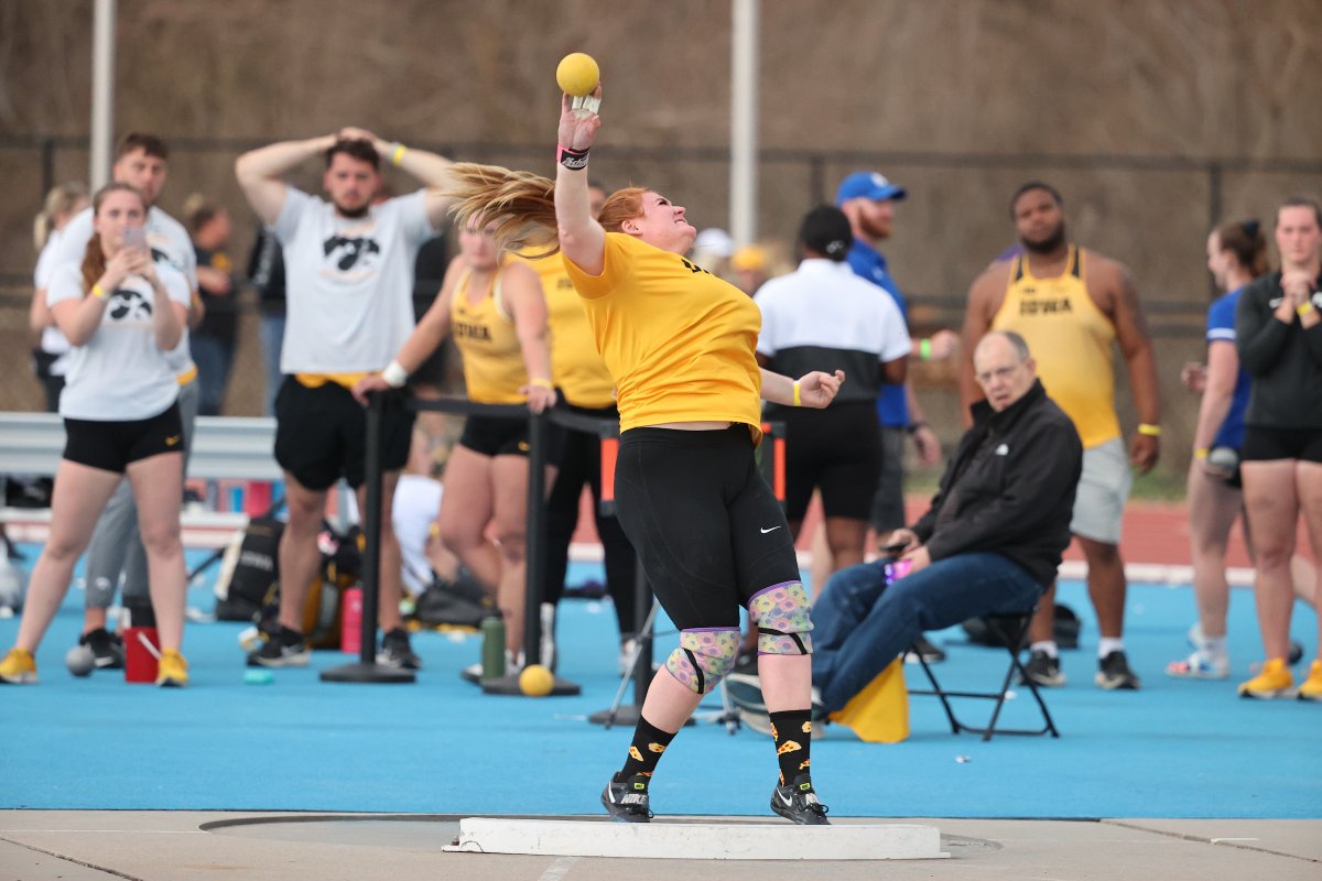 IowaXC_TF's tweet photo. W SP | Kat Moody wins the shot! 💪 Four Hawks in the top-10!

🥇 Moody - 15.64m / 51'3.75"
4. Nicole Berry - 15.10m / 49'6.5"
7. Jamie Kofron - 15.05m / 49'4.5"
9. Ianna Roach - 14.70m / 48'2.75", PR

#Hawkeyes x #FightForIowa https://t.co/X1L0vDVJbs