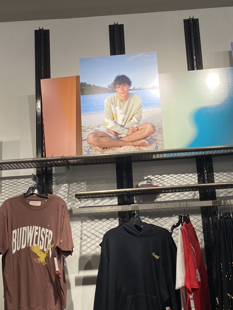 corazonkrol's tweet photo. i’m in pacsun and i literally thought this was benji BYE https://t.co/ZPiBmI52pe