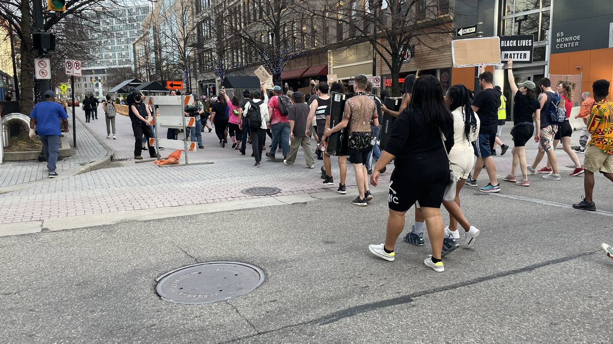 JustinBachman3's tweet photo. Group leaders have moved the roadblock on Monroe Center, the crowd is marching towards GRPD headquarters. @wzzm13 https://t.co/DZUTZly546