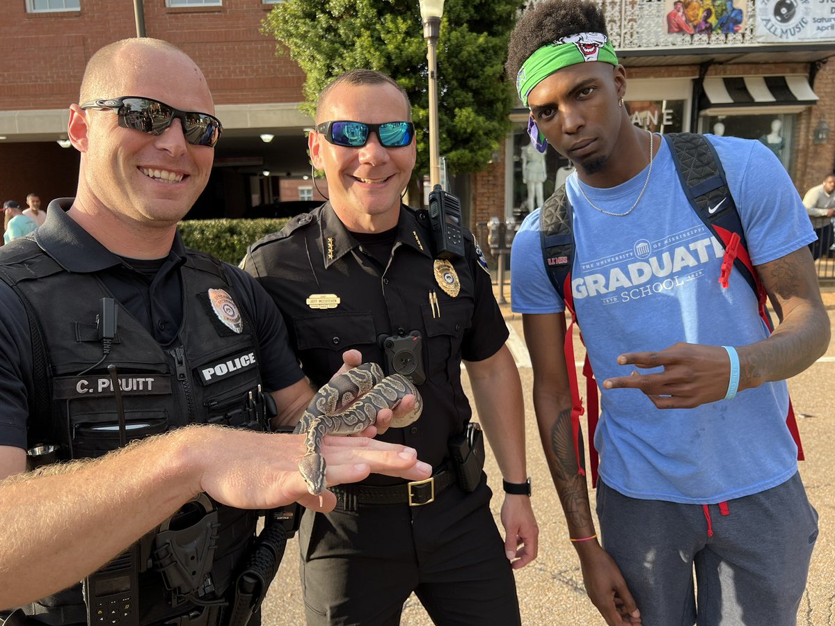 OxfordPolice's tweet photo. Oh the things you you see and find at @DoubleDeckerArt. #yesthatsasnake https://t.co/1FSnPNQkXQ
