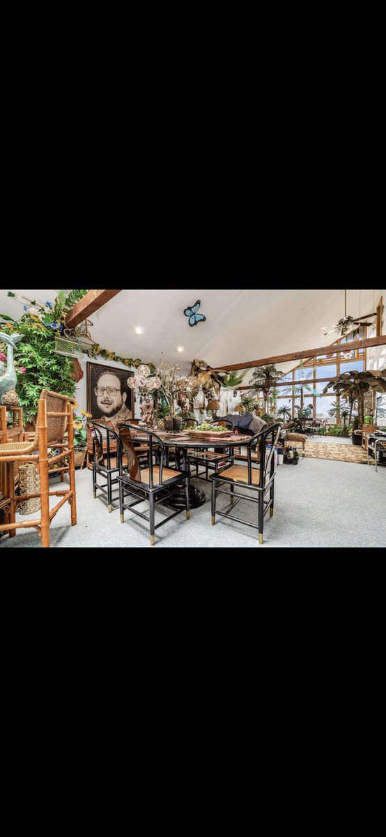 LydiaWears's tweet photo. Check out the decor in this house @zillowgonewild 

https://t.co/JNsfaxbSp8 https://t.co/rvtEJAAvpG