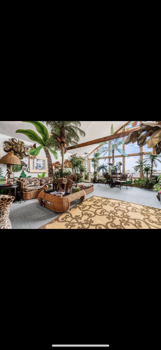 LydiaWears's tweet photo. Check out the decor in this house @zillowgonewild 

https://t.co/JNsfaxbSp8 https://t.co/rvtEJAAvpG
