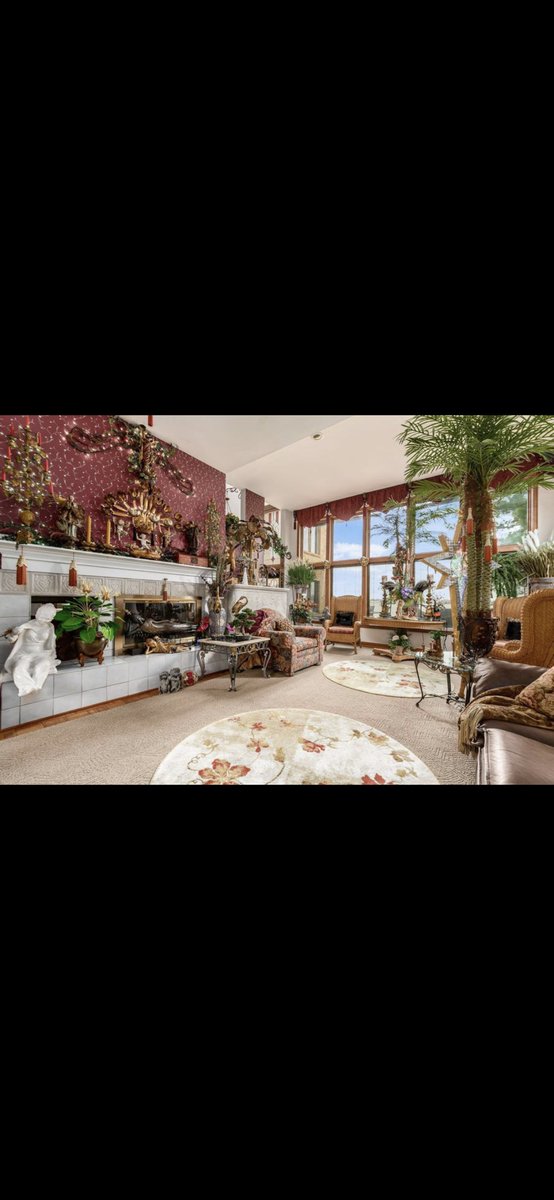 LydiaWears's tweet photo. Check out the decor in this house @zillowgonewild 

https://t.co/JNsfaxbSp8 https://t.co/rvtEJAAvpG