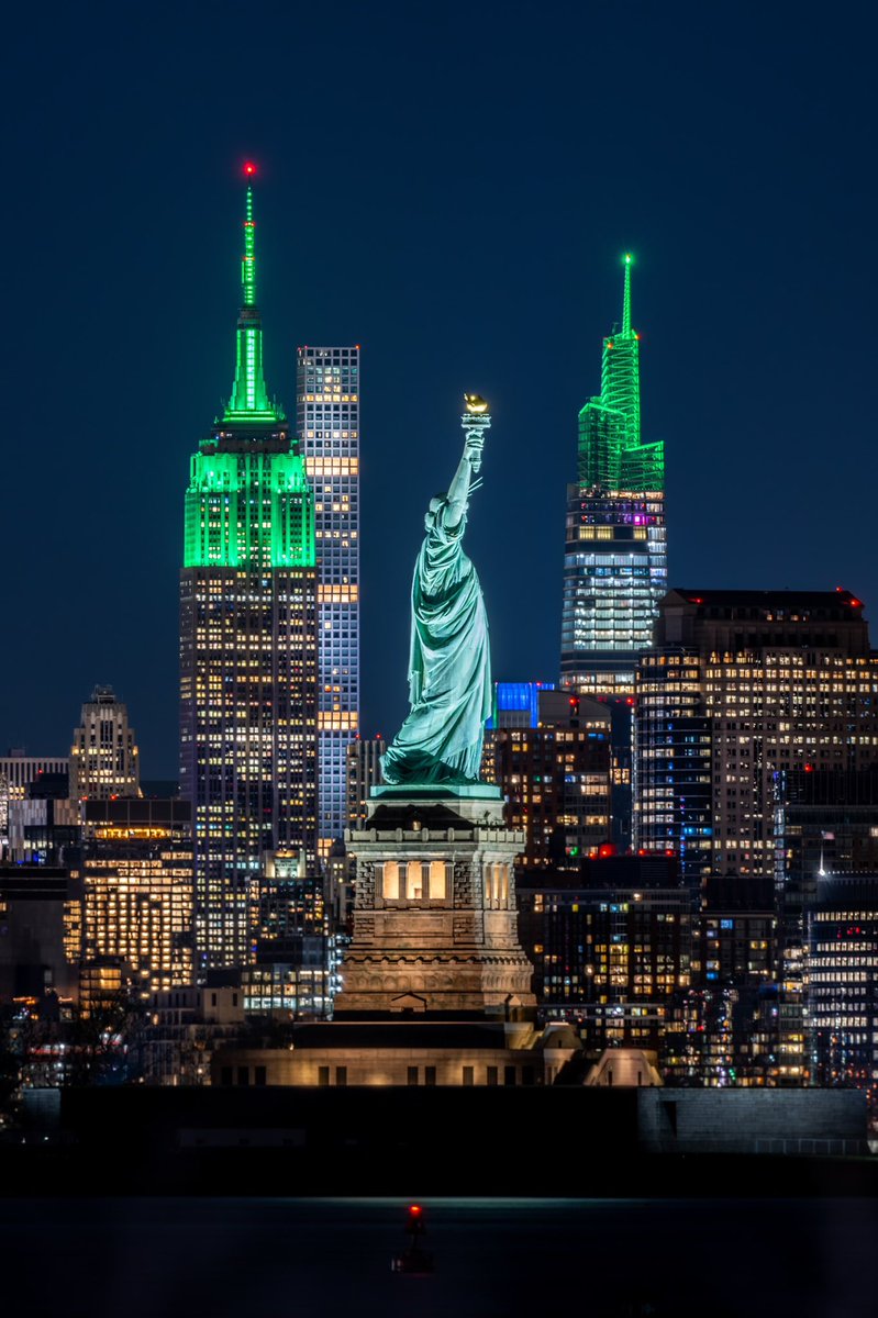DanTVusa's tweet photo. Amazing to see the New York Skyline turn Green for #EarthDay #nyc https://t.co/iZXETIGB21