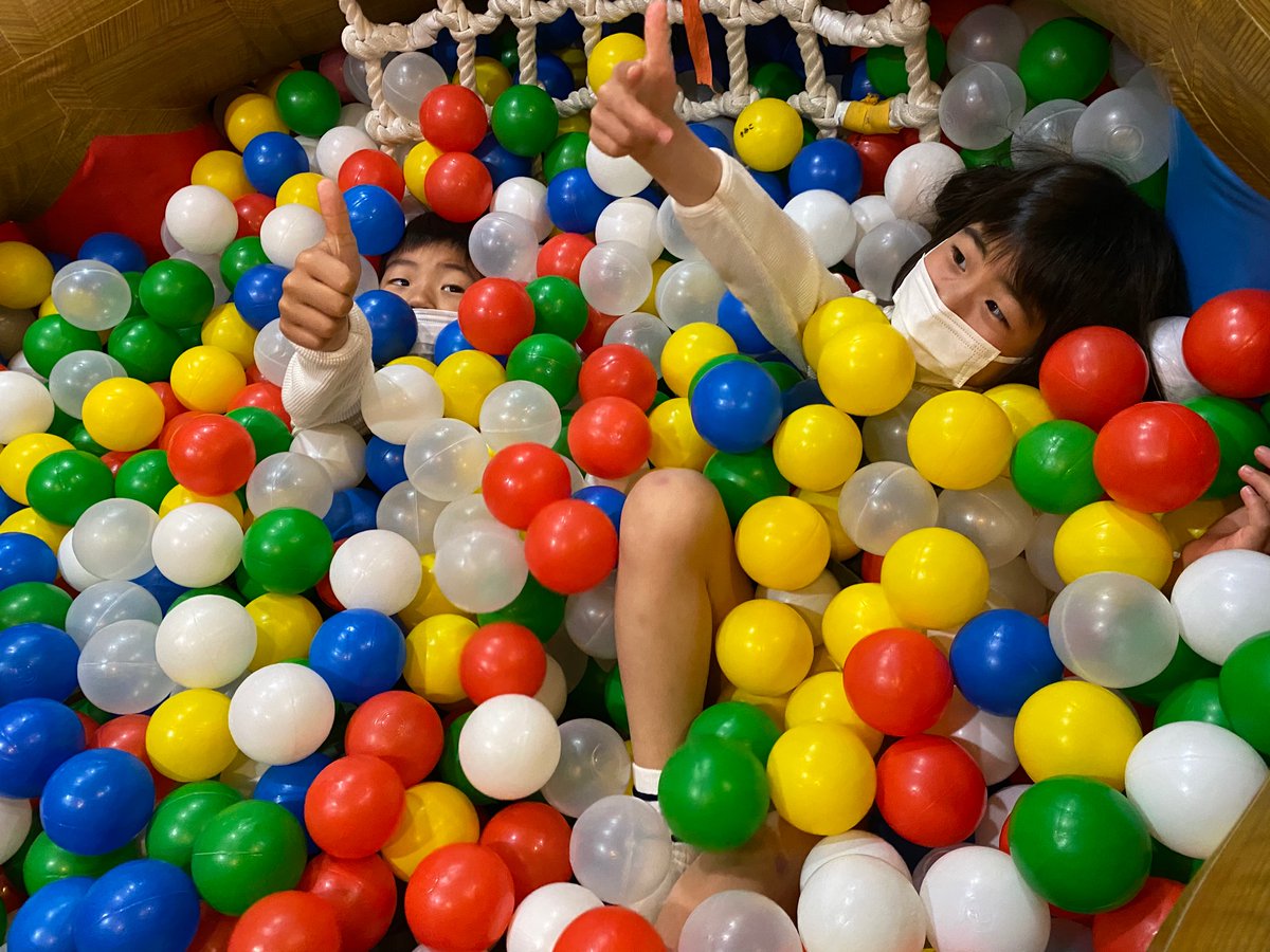 10queenbee01's tweet photo. ボールのお風呂大好きな2人w
今日もたくさん遊びます！

#親子でラウンドワン https://t.co/xACzYrMg59