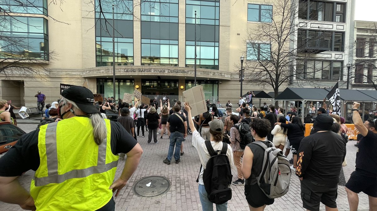 JustinBachman3's tweet photo. The protest has paused in front of GRPD headquarters @wzzm13 https://t.co/GBfBR1xCzB