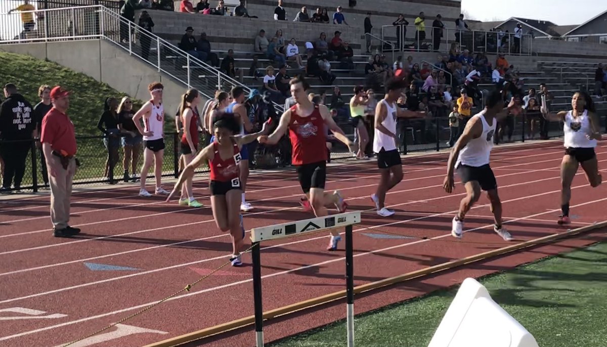 DetroitTitanTnF's tweet photo. The #LeighTFinv Mixed Gender 4x400 hand-off 3 and finish. All under the watchful eye of Titan Legend Dave McPhail. Yes we got the lead going to the anchor leg. TToman v #HLTF indoor 400 record holder JWilliams. https://t.co/bEqQspUVZb