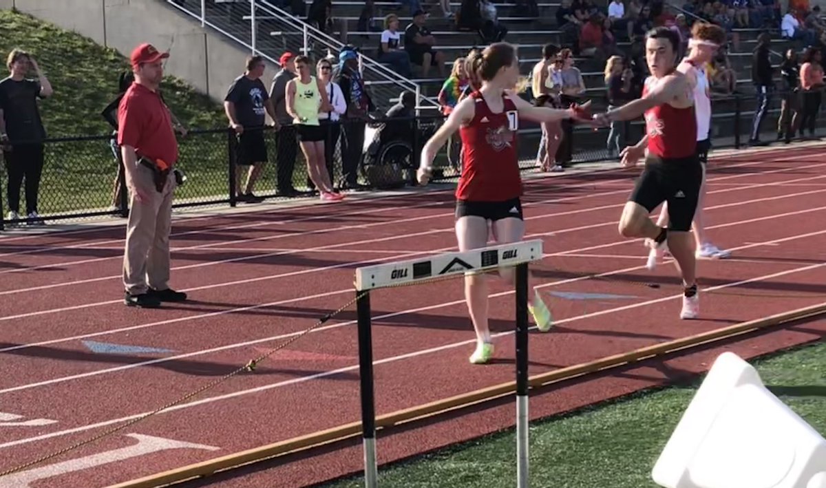 DetroitTitanTnF's tweet photo. The #LeighTFinv Mixed Gender 4x400 hand-off 3 and finish. All under the watchful eye of Titan Legend Dave McPhail. Yes we got the lead going to the anchor leg. TToman v #HLTF indoor 400 record holder JWilliams. https://t.co/bEqQspUVZb