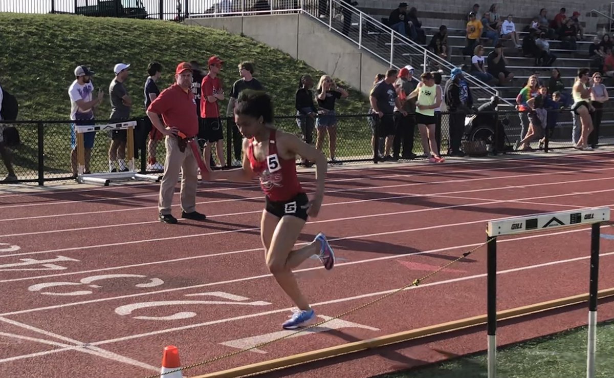 DetroitTitanTnF's tweet photo. The #LeighTFinv Mixed Gender 4x400 hand-off 3 and finish. All under the watchful eye of Titan Legend Dave McPhail. Yes we got the lead going to the anchor leg. TToman v #HLTF indoor 400 record holder JWilliams. https://t.co/bEqQspUVZb