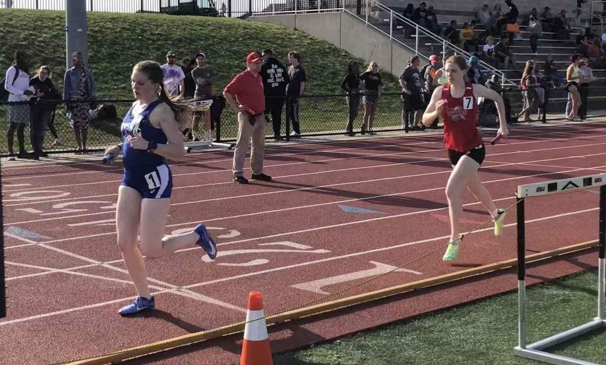 DetroitTitanTnF's tweet photo. The #LeighTFinv Mixed Gender 4x400 hand-off 3 and finish. All under the watchful eye of Titan Legend Dave McPhail. Yes we got the lead going to the anchor leg. TToman v #HLTF indoor 400 record holder JWilliams. https://t.co/bEqQspUVZb