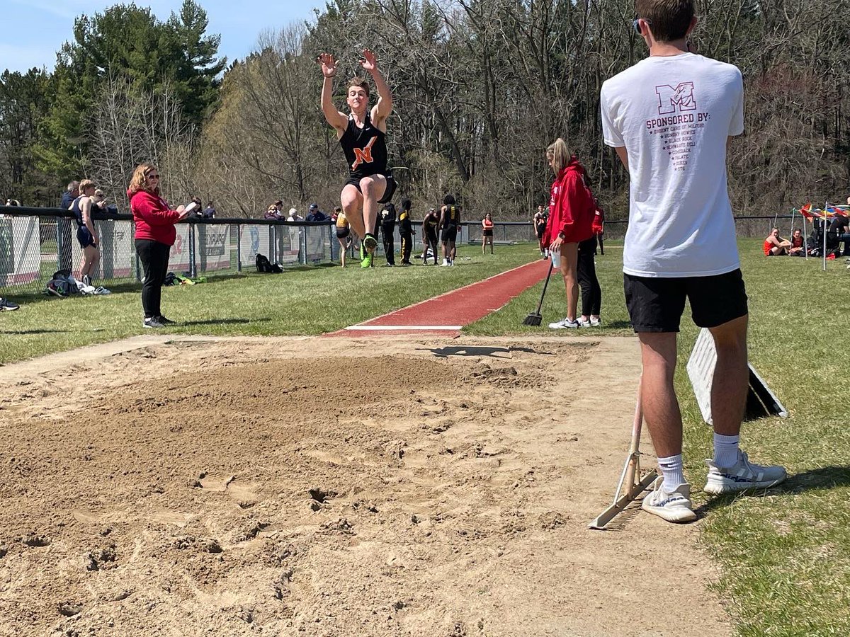 Boys and girls team up to win the Balawajder Classic Coed Relays!!! 🏆 🥇