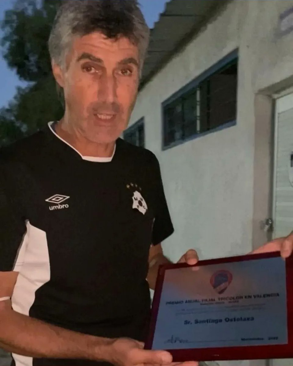 FilialEnVlc's tweet photo. Premio Anual #FilialOFICIAL de Valencia 2021/22
En esta edición hemos decidido entregar este reconocimiento a un Ídolo como Santiago "El Vasco" Ostolaza, multicampeón de todo con nuestra Institución, con goles memorables e inolvidables...
#Ostolaza @nacional
#FilialOICIAL https://t.co/NQjbwChn8A