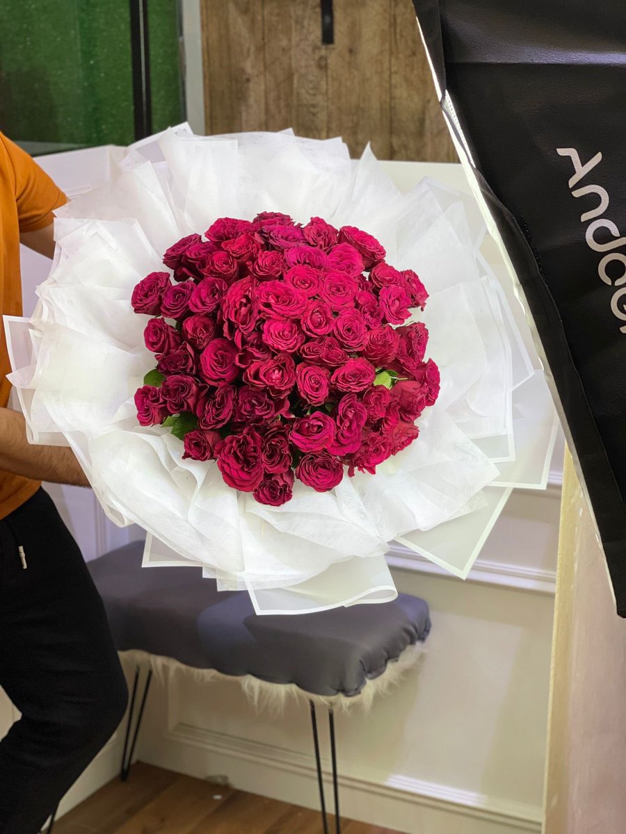 gulnar_arar's tweet photo. يقول البدر :
يدها تضم الورد والورد مذهُول 
الله يعين الورد في كف يدها.
.
#عرعر #هدايا #هدية_العيد #توزيعات_العيد #هدية https://t.co/oMvbQkB2h6