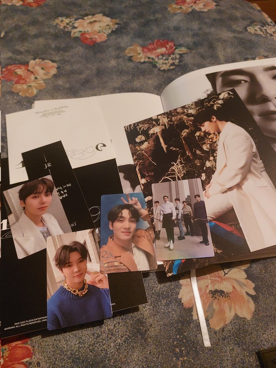 Dani_elagrez's tweet photo. Mi álbum 'Needle &amp; Bubble' por fin está en mis manos, la espera ha sido tan larga, pero estoy muy feliz, tengo photocard OT5 + 
#뉴이스트 #NUEST #아론 #백호 #JR #민현 #렌  #김종현 #곽아론 #강동호 #황민현 #최민기 #AARON #ARON #JR #JONGHYEON #BAEKHO #MINHYUN #REN #Needle_n_Bubble https://t.co/c4pRPHXm8o