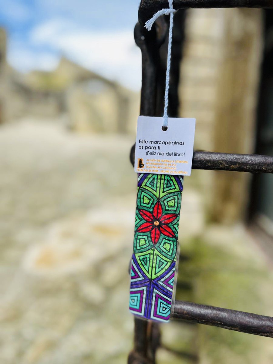 Felicitamos la iniciativa de Guerrilla Literaria impulsada desde la Biblioteca municipal para este Día del libro que ha permitido dispersar en la Villa preciosos carteles y bonitos marcapáginas pintados a mano para sorpresa de viandantes
¡Sois un lujo! ¡Gracias!
#Diadellibro2022