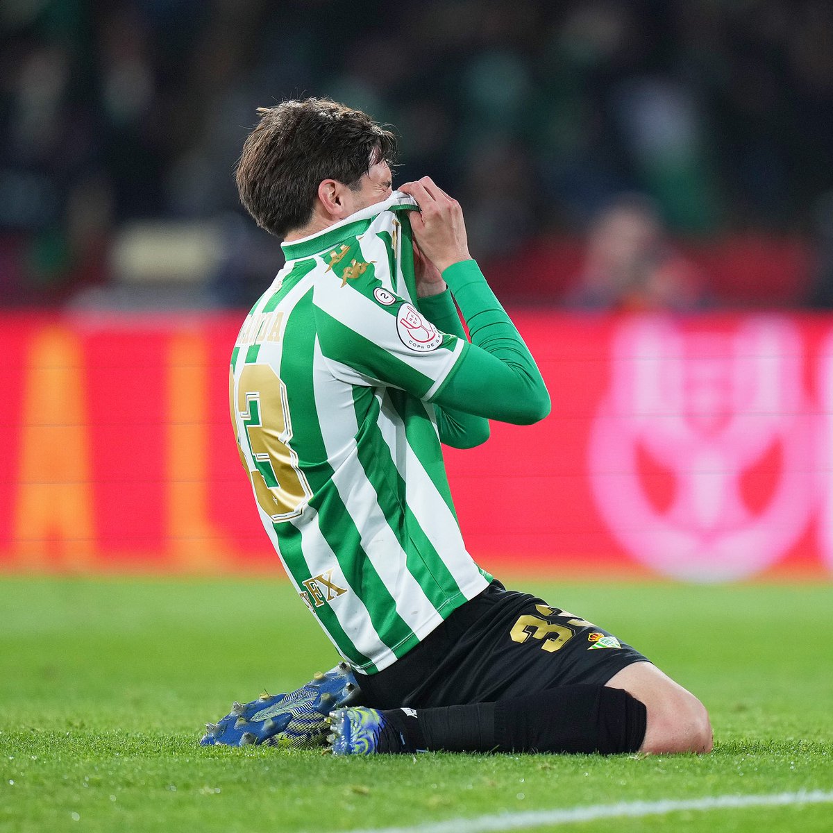 DAZN_ES's tweet photo. Llora porque le da la Copa al equipo al que anima desde que era un niño. Porque lleva puesta la camiseta con la que aprendió a amar el fútbol. Porque sabe que ha hecho feliz a su gente...

Sentir el @RealBetis nivel @JMirandaG19 💚👏 https://t.co/29OZlNd0xw