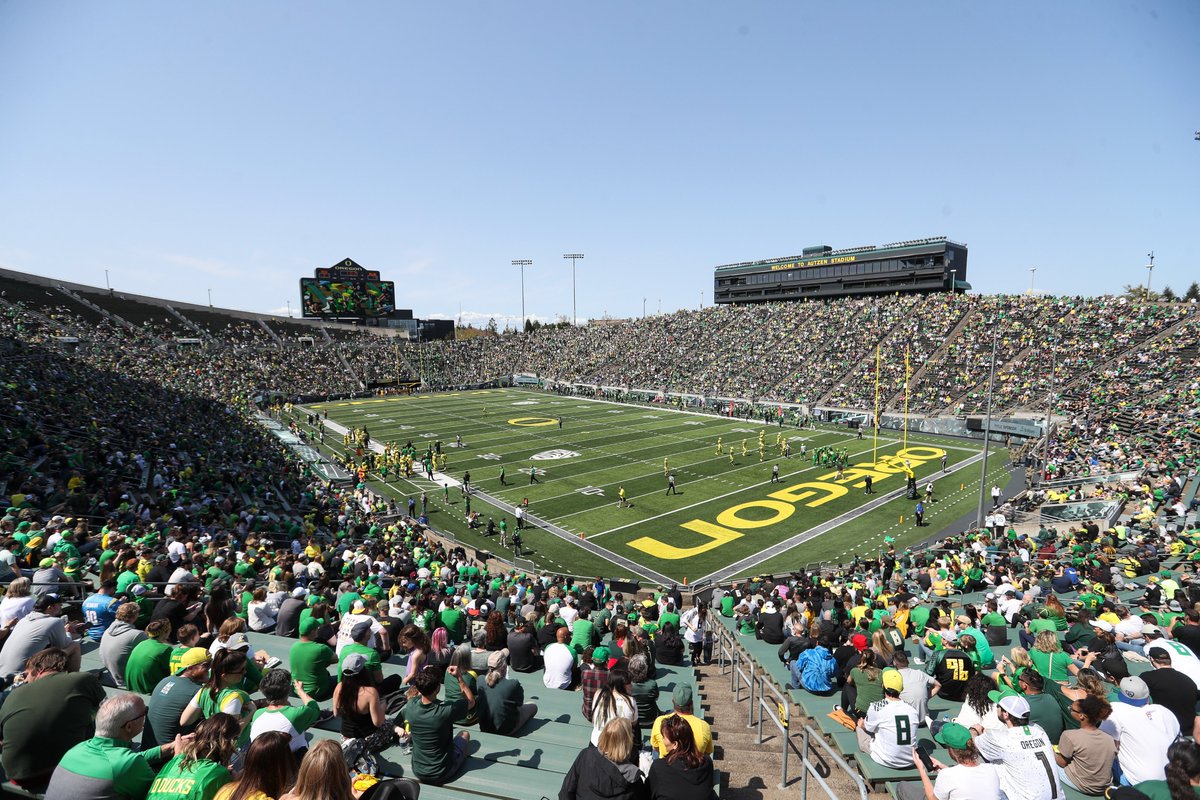 oregonfootball's tweet photo. 𝗪𝗵𝗮𝘁 𝗮𝗻 𝗮𝘁𝗺𝗼𝘀𝗽𝗵𝗲𝗿𝗲.

Thank you, Duck fans! 🟢🟡

#GoDucks https://t.co/q4wbpPu5zj