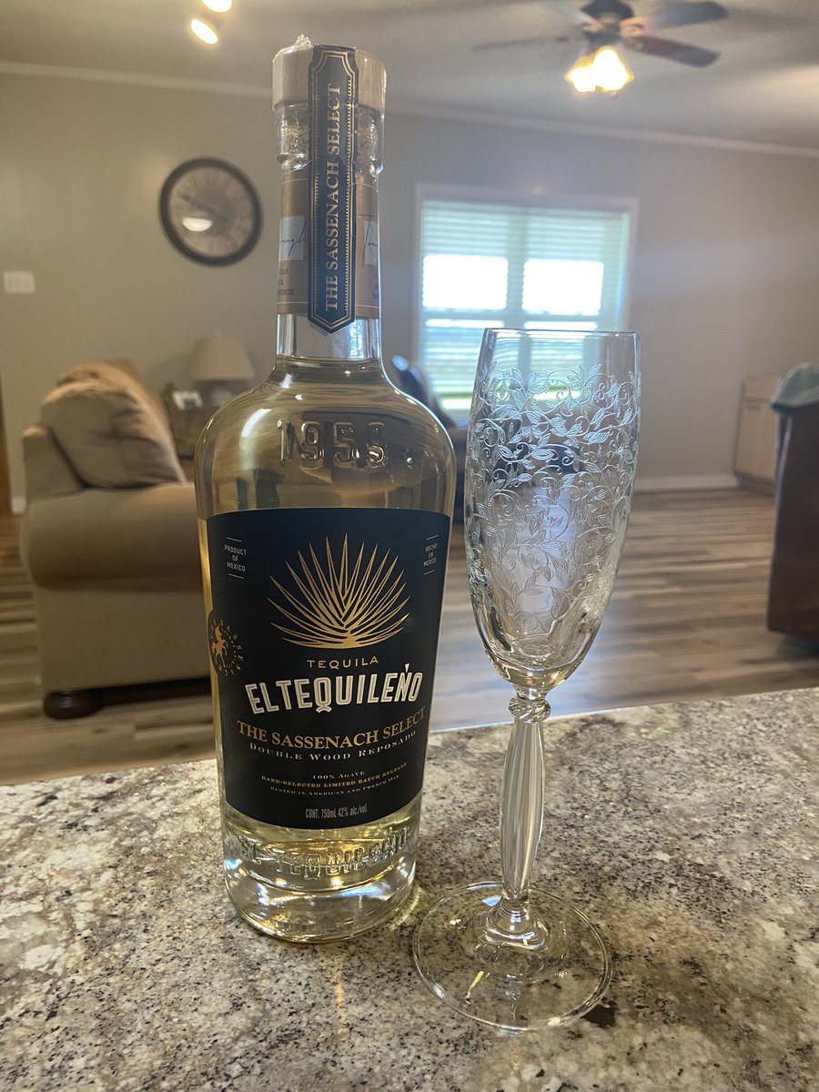 GossenDanielle's tweet photo. This beautiful bottle of golden deliciousness has FINALLY been delivered.. ready to crack it open and give it a try! First try will be straight up.. Salud! 🥂 @SassenachSpirit @SamHeughan #ElTequileño #TheSassenachSelect https://t.co/w7QcEAUV5Y