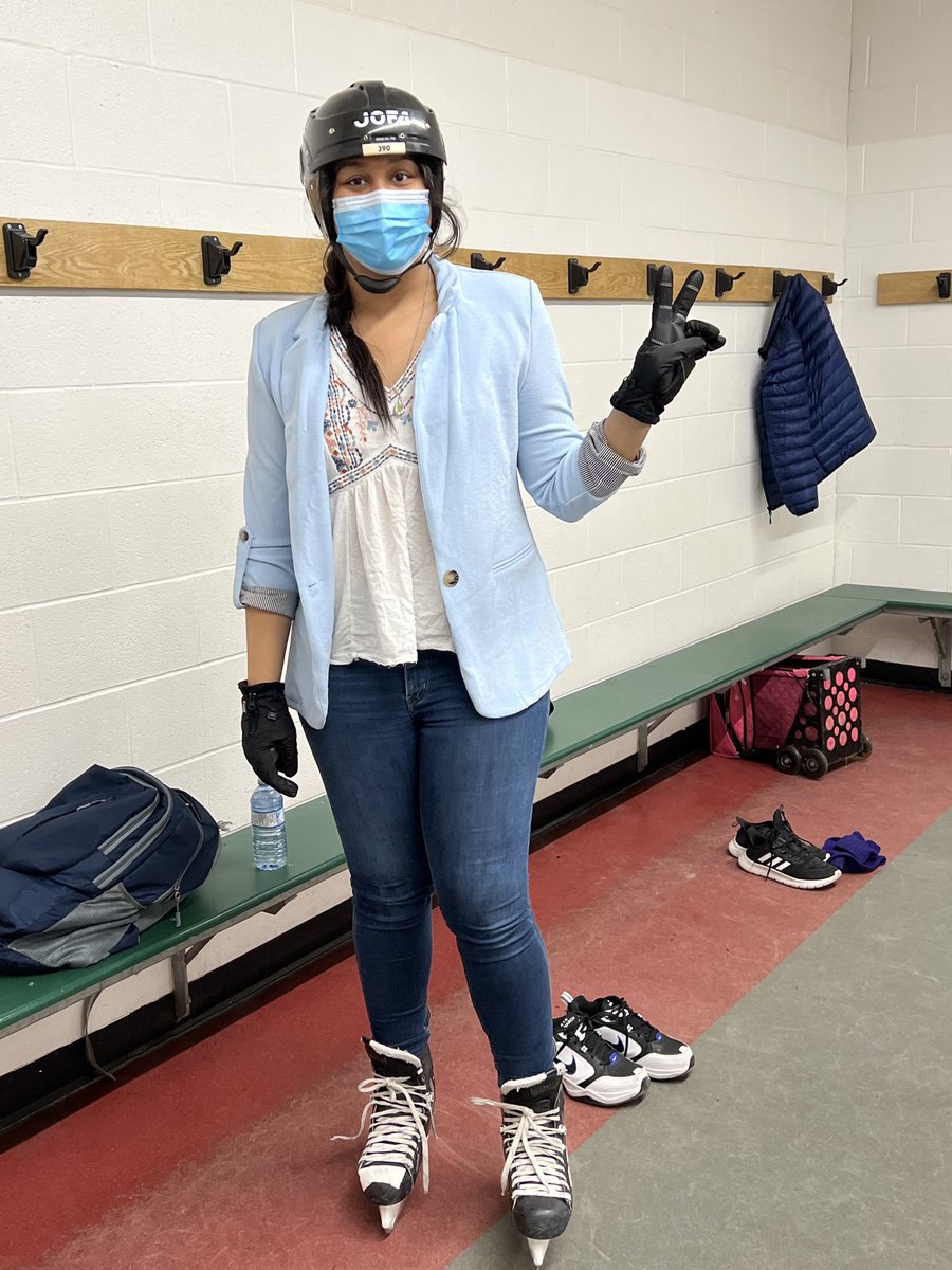amvaughan's tweet photo. Such fun yesterday ⁦@LoyalistCollege⁩      using my other skills helping international students  #skating for the first time! #firsts ⁦@SkateCanada⁩ #SmallGivesUsThePowerToDoBigThings #GreatPlaceToBe #futurestars https://t.co/w4DwOSQov5