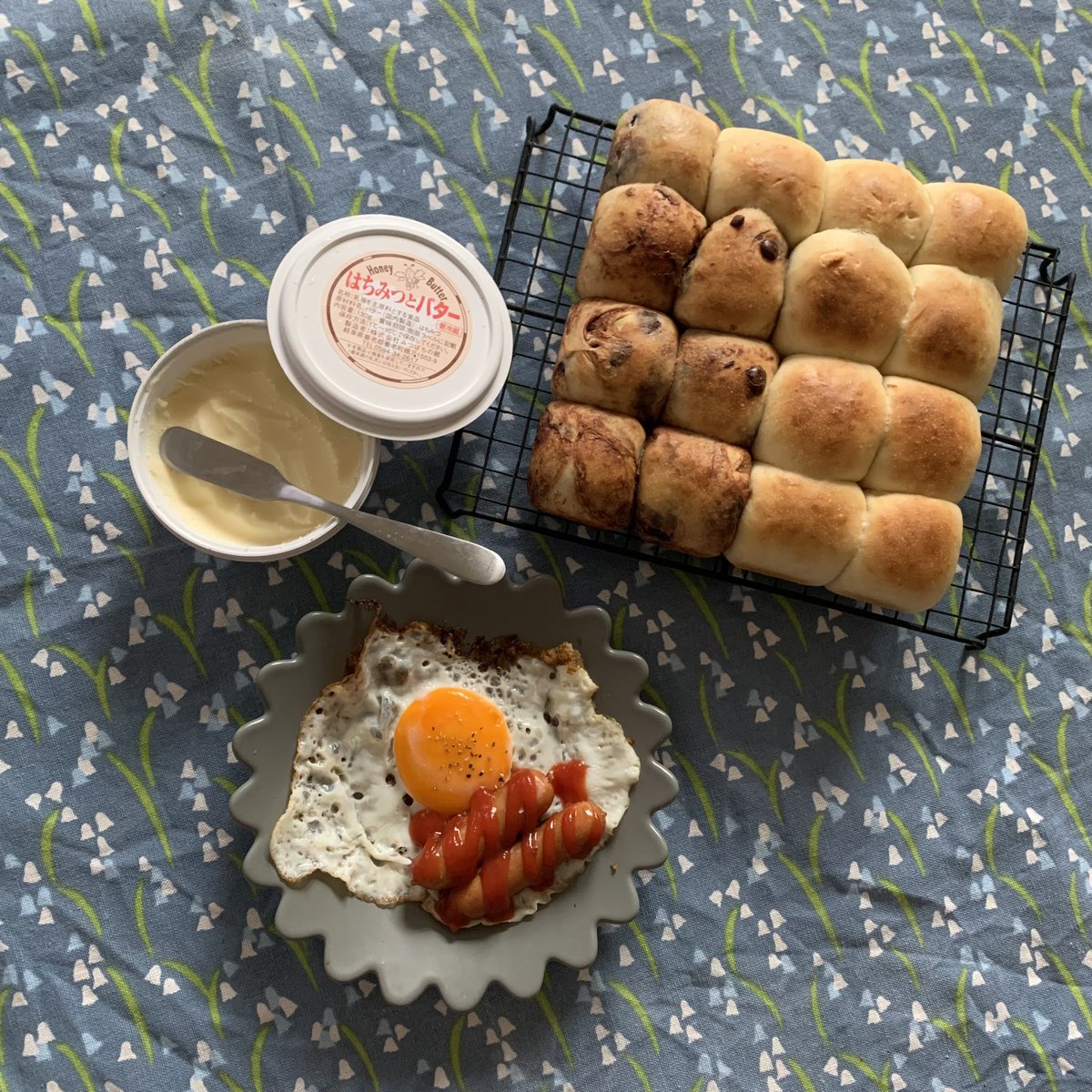 sweet017s's tweet photo. ○ミルクちぎりパン
○チョコちぎりパン

このはちみつバター塗ったらほんまになんでも美味しくなります🍯

久々のなにも無い日曜、
雨やけど幸せモーニング☔️

#おうちカフェ
#お菓子作り
#cotta
#お菓子作り好きな人と繋がりたい
#手捏ねパン https://t.co/YOeT7aPmmm