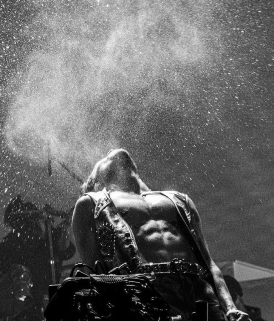 didharrystyles's tweet photo. no album, no thoughts, just this photo of harry styles at coachella https://t.co/MVHzHXvLa1