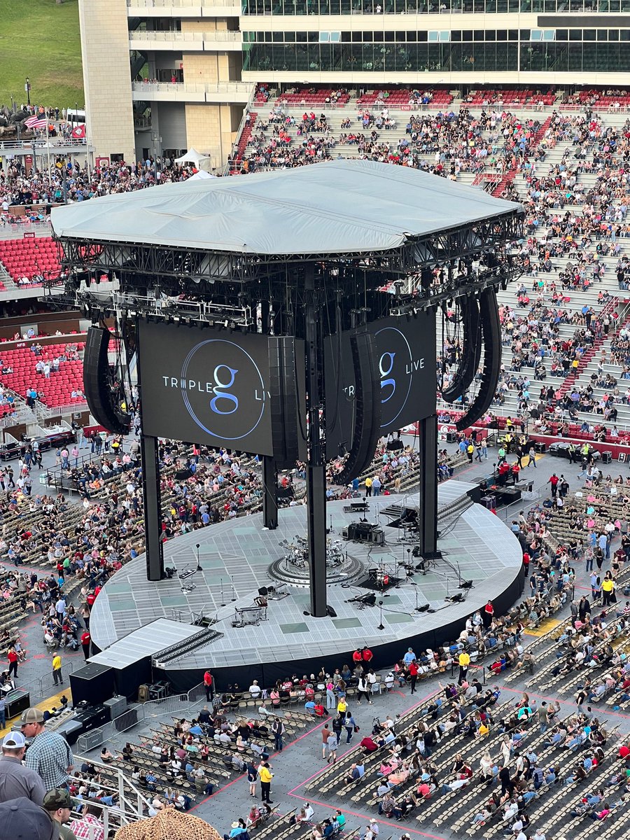 MerleHawggard's tweet photo. Y’all walk… #razorbackstadium #GarthInFayetteville https://t.co/9erUb7yL6f