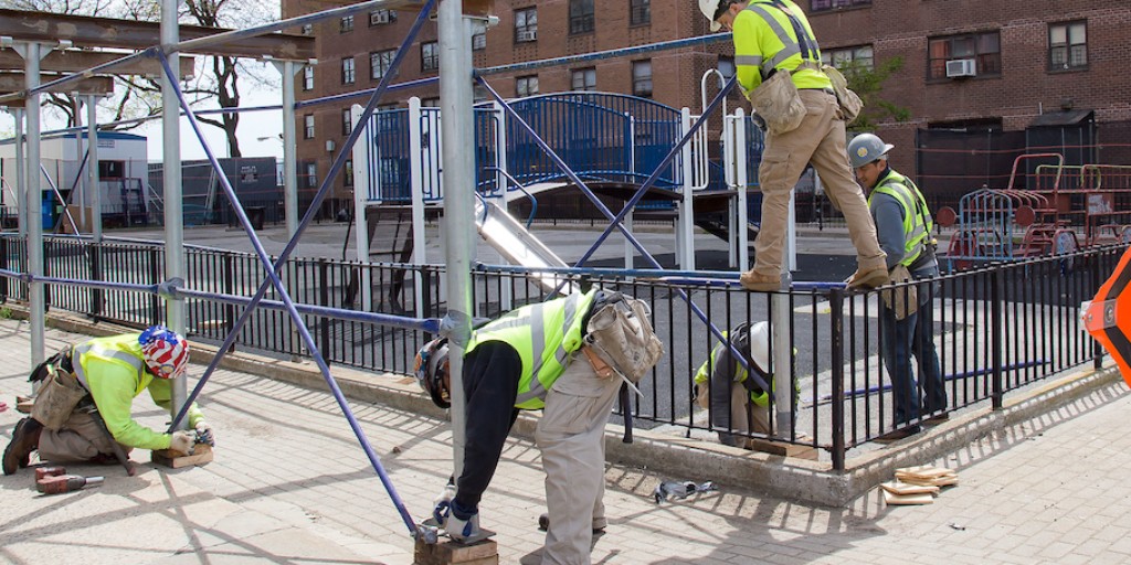 NYCHA's tweet photo. Interested in working in the construction industry or joining a union apprenticeship? Apply for the #NYCHA Resident Training Academy (exclusive to @NYCHA residents & Sections 8 participants). To register, call 718-289-8100 or sign up online:
🕑 April 26: https://t.co/vA2Jt9CGsH https://t.co/iagxsxgiKz