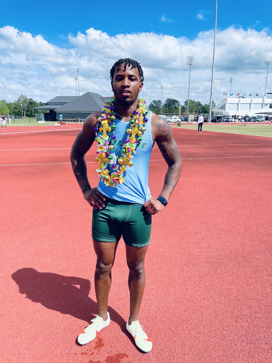 RunAdrianMyers's tweet photo. @kfromthesip transitions from @GreenWaveFB Spring Ball to @GreenWaveXCTF by dropping a 1️⃣0️⃣.5️⃣1️⃣ in Monroe (#️⃣6️⃣ ALL TIME & #️⃣7️⃣ in the @American_Conf ). With a 10.66 PR from HS, he also earned #PRbeads 🟣🟢🟡🔥🔥🔥 #RollWave #SpeedKills https://t.co/8Y8HMZH5F8